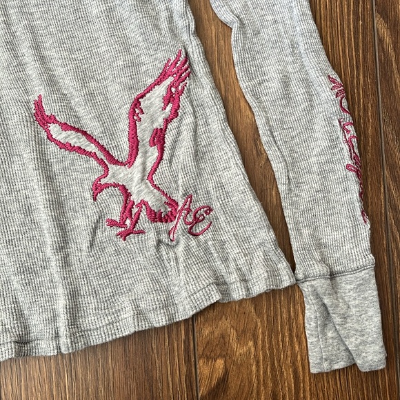 American Eagle Logo Long Sleeve Waffle Henley Shirt - Grey/Pink - Picture 4 of 9